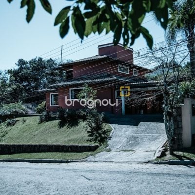 Casa de Condomínio com 300m², 4 quartos (sendo 1 suíte), 4 garagens, no bairro Rio Tavares em Florianópolis