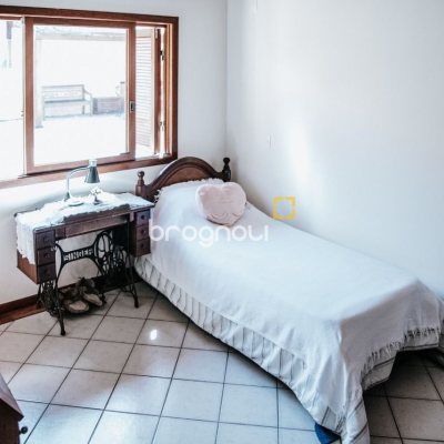 Casa de Condomínio com 300m², 4 quartos (sendo 1 suíte), 4 garagens, no bairro Rio Tavares em Florianópolis