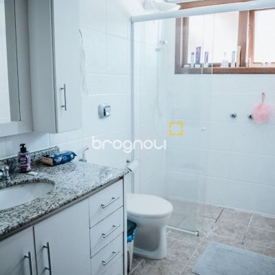 Casa de Condomínio com 300m², 4 quartos (sendo 1 suíte), 4 garagens, no bairro Rio Tavares em Florianópolis