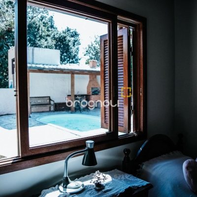 Casa de Condomínio com 300m², 4 quartos (sendo 1 suíte), 4 garagens, no bairro Rio Tavares em Florianópolis