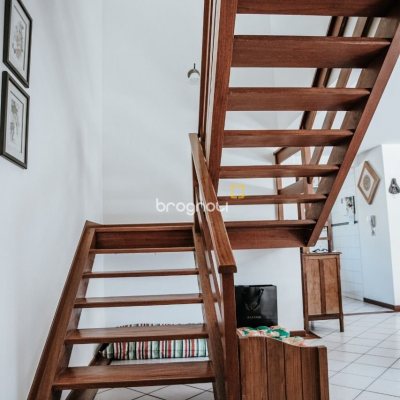 Casa de Condomínio com 300m², 4 quartos (sendo 1 suíte), 4 garagens, no bairro Rio Tavares em Florianópolis