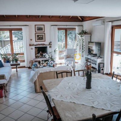 Casa de Condomínio com 300m², 4 quartos (sendo 1 suíte), 4 garagens, no bairro Rio Tavares em Florianópolis
