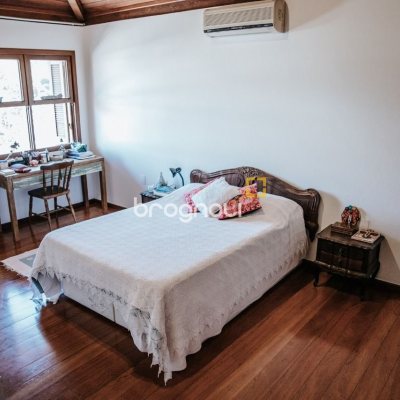 Casa de Condomínio com 300m², 4 quartos (sendo 1 suíte), 4 garagens, no bairro Rio Tavares em Florianópolis