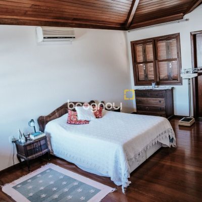 Casa de Condomínio com 300m², 4 quartos (sendo 1 suíte), 4 garagens, no bairro Rio Tavares em Florianópolis