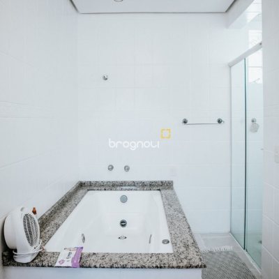 Casa de Condomínio com 300m², 4 quartos (sendo 1 suíte), 4 garagens, no bairro Rio Tavares em Florianópolis