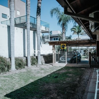 Casa de Condomínio com 300m², 4 quartos (sendo 1 suíte), 4 garagens, no bairro Rio Tavares em Florianópolis