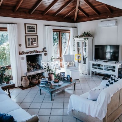 Casa de Condomínio com 300m², 4 quartos (sendo 1 suíte), 4 garagens, no bairro Rio Tavares em Florianópolis