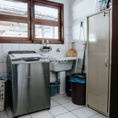 Casa de Condomínio com 300m², 4 quartos (sendo 1 suíte), 4 garagens, no bairro Rio Tavares em Florianópolis