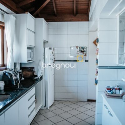 Casa de Condomínio com 300m², 4 quartos (sendo 1 suíte), 4 garagens, no bairro Rio Tavares em Florianópolis