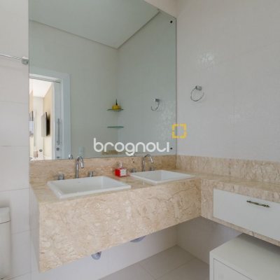 Casa com 393m², 5 quartos (sendo 4 suítes), 2 garagens, no bairro Jurerê Internacional em Florianópolis