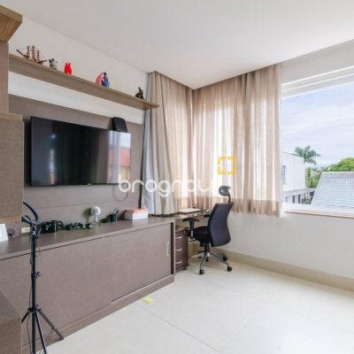 Casa com 393m², 5 quartos (sendo 4 suítes), 2 garagens, no bairro Jurerê Internacional em Florianópolis