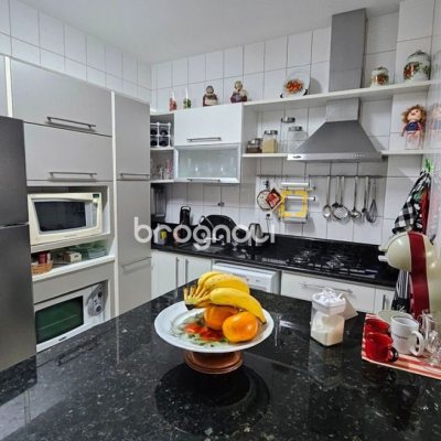 Apartamento com 114m², 3 quartos (sendo 1 suíte), 2 garagens, no bairro Coqueiros em Florianópolis
