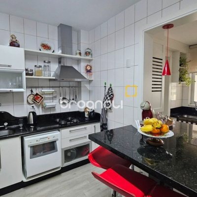 Apartamento com 114m², 3 quartos (sendo 1 suíte), 2 garagens, no bairro Coqueiros em Florianópolis