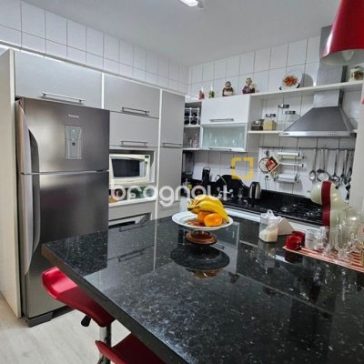 Apartamento com 114m², 3 quartos (sendo 1 suíte), 2 garagens, no bairro Coqueiros em Florianópolis