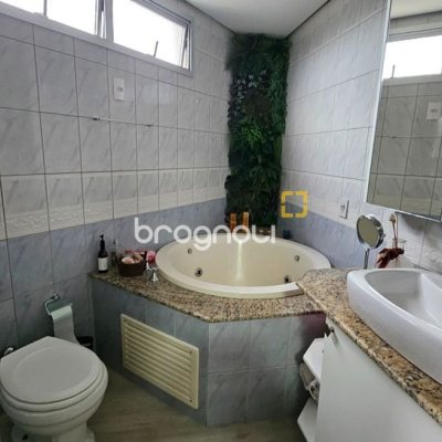Apartamento com 114m², 3 quartos (sendo 1 suíte), 2 garagens, no bairro Coqueiros em Florianópolis