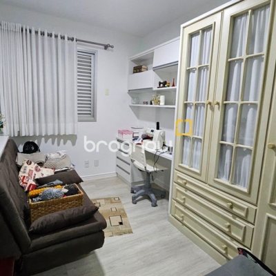 Apartamento com 114m², 3 quartos (sendo 1 suíte), 2 garagens, no bairro Coqueiros em Florianópolis