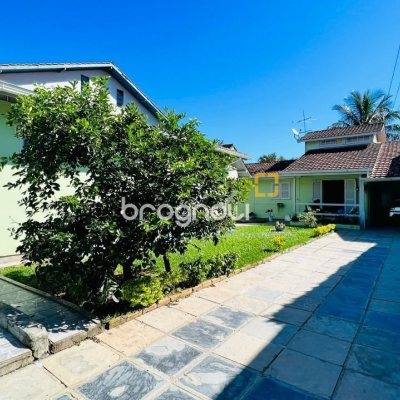 Casa com 200m², 3 quartos (sendo 1 suíte), 2 garagens, no bairro Campeche em Florianópolis