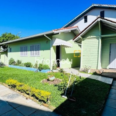 Casa com 200m², 3 quartos (sendo 1 suíte), 2 garagens, no bairro Campeche em Florianópolis