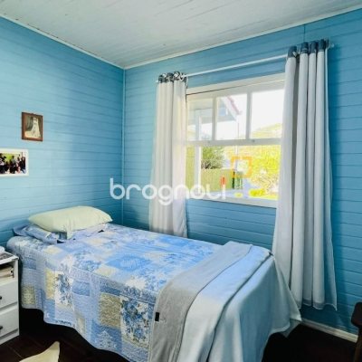 Casa com 200m², 3 quartos (sendo 1 suíte), 2 garagens, no bairro Campeche em Florianópolis