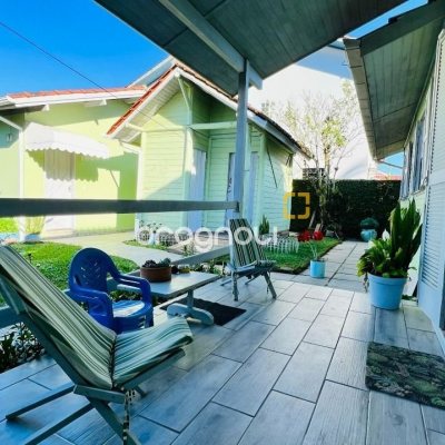 Casa com 200m², 3 quartos (sendo 1 suíte), 2 garagens, no bairro Campeche em Florianópolis