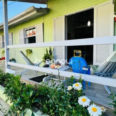Casa com 200m², 3 quartos (sendo 1 suíte), 2 garagens, no bairro Campeche em Florianópolis