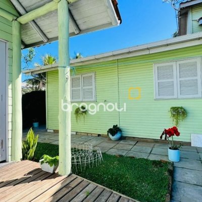 Casa com 200m², 3 quartos (sendo 1 suíte), 2 garagens, no bairro Campeche em Florianópolis