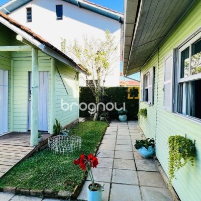 Casa com 200m², 3 quartos (sendo 1 suíte), 2 garagens, no bairro Campeche em Florianópolis