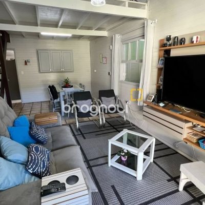 Casa com 200m², 3 quartos (sendo 1 suíte), 2 garagens, no bairro Campeche em Florianópolis