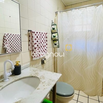 Casa com 200m², 3 quartos (sendo 1 suíte), 2 garagens, no bairro Campeche em Florianópolis