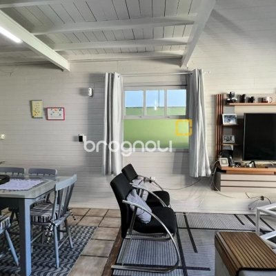 Casa com 200m², 3 quartos (sendo 1 suíte), 2 garagens, no bairro Campeche em Florianópolis