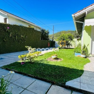 Casa com 200m², 3 quartos (sendo 1 suíte), 2 garagens, no bairro Campeche em Florianópolis