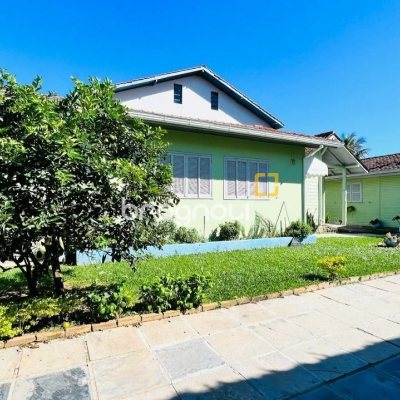 Casa com 200m², 3 quartos (sendo 1 suíte), 2 garagens, no bairro Campeche em Florianópolis