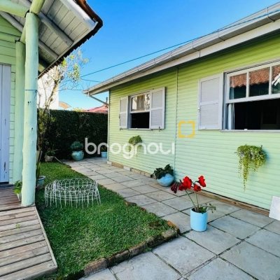 Casa com 200m², 3 quartos (sendo 1 suíte), 2 garagens, no bairro Campeche em Florianópolis