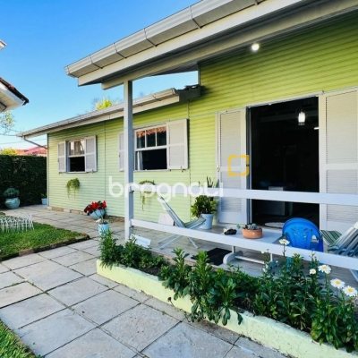 Casa com 200m², 3 quartos (sendo 1 suíte), 2 garagens, no bairro Campeche em Florianópolis
