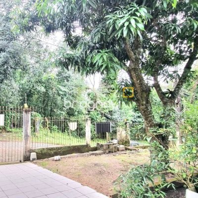 Casa com 100m², 5 quartos, 3 garagens, no bairro Carvoeira em Florianópolis