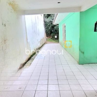 Casa com 100m², 5 quartos, 3 garagens, no bairro Carvoeira em Florianópolis