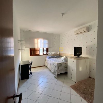 Casa com 295m², 5 quartos (sendo 2 suítes), no bairro Córrego Grande em Florianópolis