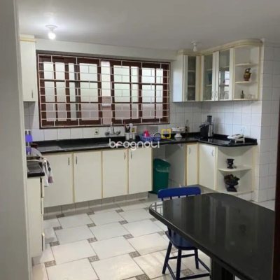 Casa com 295m², 5 quartos (sendo 2 suítes), no bairro Córrego Grande em Florianópolis