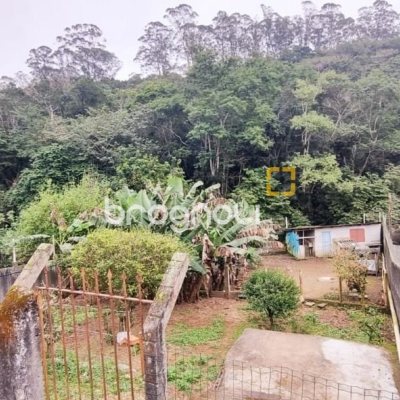 Casa com 290m², 8 quartos (sendo 2 suítes), 10 garagens, no bairro Córrego Grande em Florianópolis