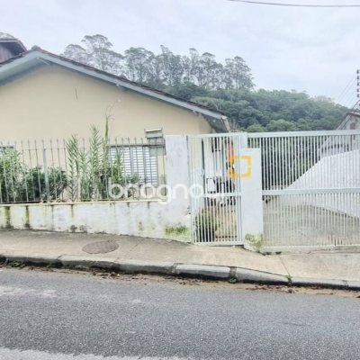 Casa com 290m², 8 quartos (sendo 2 suítes), 10 garagens, no bairro Córrego Grande em Florianópolis