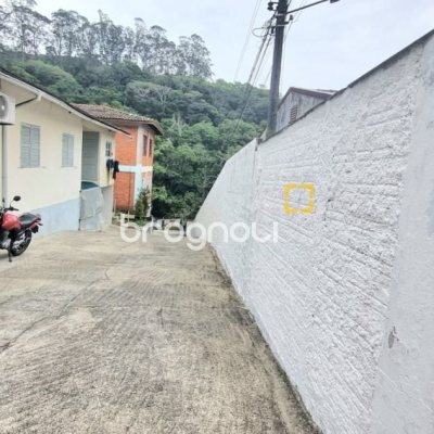 Casa com 290m², 8 quartos (sendo 2 suítes), 10 garagens, no bairro Córrego Grande em Florianópolis