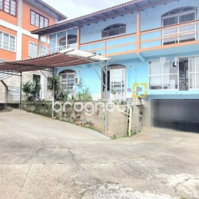 Casa com 290m², 8 quartos (sendo 2 suítes), 10 garagens, no bairro Córrego Grande em Florianópolis