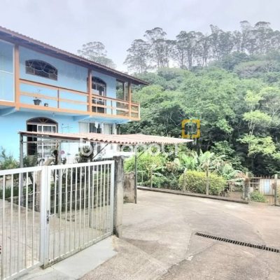 Casa com 290m², 8 quartos (sendo 2 suítes), 10 garagens, no bairro Córrego Grande em Florianópolis