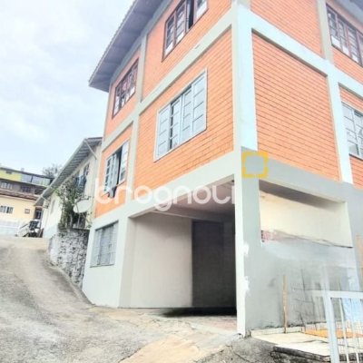 Casa com 290m², 8 quartos (sendo 2 suítes), 10 garagens, no bairro Córrego Grande em Florianópolis