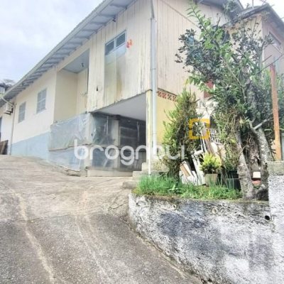 Casa com 290m², 8 quartos (sendo 2 suítes), 10 garagens, no bairro Córrego Grande em Florianópolis
