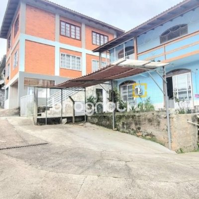 Casa com 290m², 8 quartos (sendo 2 suítes), 10 garagens, no bairro Córrego Grande em Florianópolis