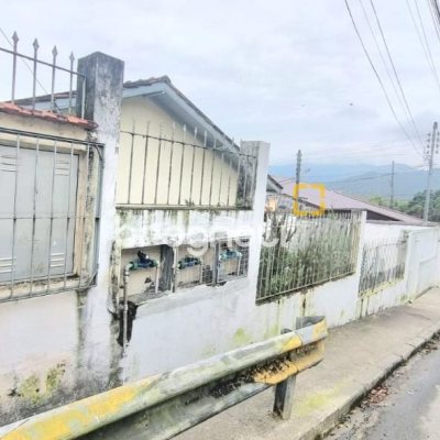 Casa com 290m², 8 quartos (sendo 2 suítes), 10 garagens, no bairro Córrego Grande em Florianópolis