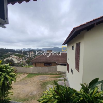 Casa com 349m², 6 quartos (sendo 2 suítes), 3 garagens, no bairro Carvoeira em Florianópolis