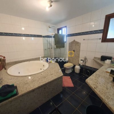 Casa com 349m², 6 quartos (sendo 2 suítes), 3 garagens, no bairro Carvoeira em Florianópolis