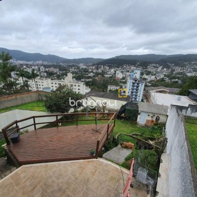 Casa com 349m², 6 quartos (sendo 2 suítes), 3 garagens, no bairro Carvoeira em Florianópolis
